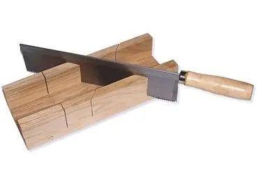 GEHRUNGSLADE MIT SAGE: Präzise Gehrungslade mit Säge - Holzbearbeitungswerkzeug-Set für exakte Schnitte TK Gruppe® Grosshandel 