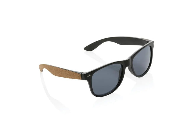 Schwarze Sonnenbrille aus GRS recyceltem PC-Kunststoff mit Korkdetails TK Gruppe® Grosshandel 