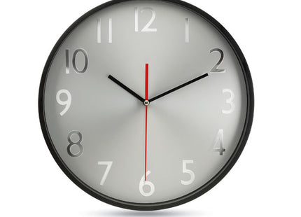 Wanduhr mit silbernem Hintergrund