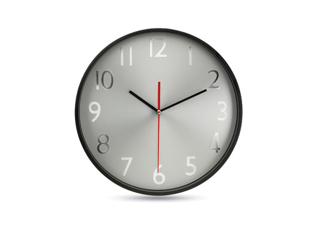 Wanduhr mit silbernem Hintergrund